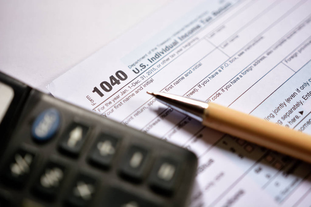 Amerikaanse belastingformulier 1040 op witte achtergrond. Vul Amerikaanse belastingformulier. - Foto, afbeelding