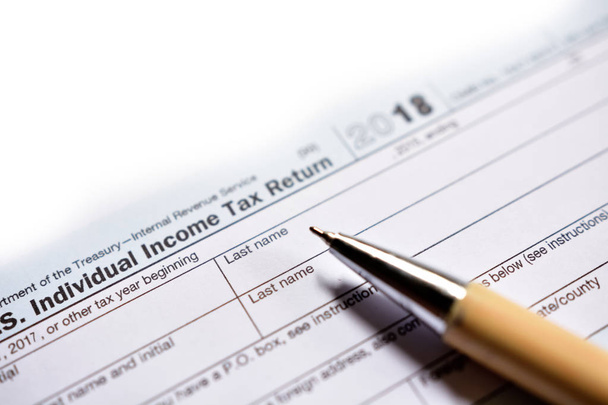 amerikanisches Steuerformular 1040 auf weißem Hintergrund. Amerikanisches Steuerformular ausfüllen. - Foto, Bild