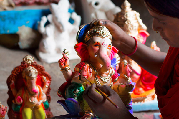 Una chica pintando Ganesha Idol, Pune
 - Foto, Imagen