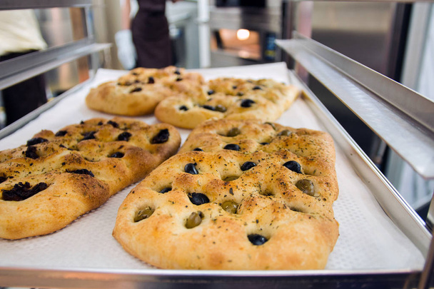 baked bread with Italian herbs black olives and green olives - Foto, Imagem