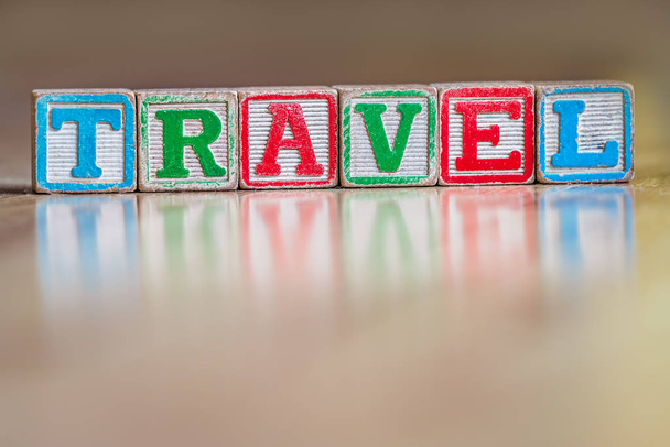 Bloques de letras de juguete que deletrean la palabra viaje
 - Foto, Imagen