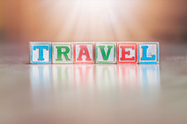 Spielzeugbuchstabenblöcke buchstabieren das Wort Reisen - Foto, Bild