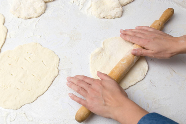 rolling dough with a rolling pin - Valokuva, kuva