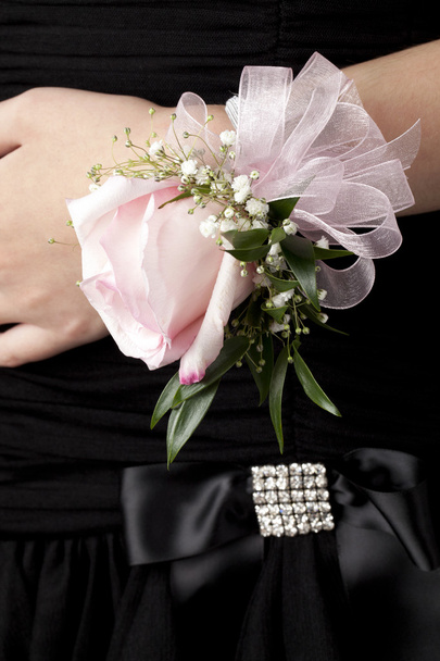roze roos corsage op de pols dames - Foto, afbeelding