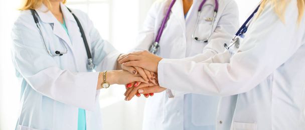Γιατροί και νοσοκόμες σε ιατρική ομάδα στοιβάζουν χέρια - Φωτογραφία, εικόνα