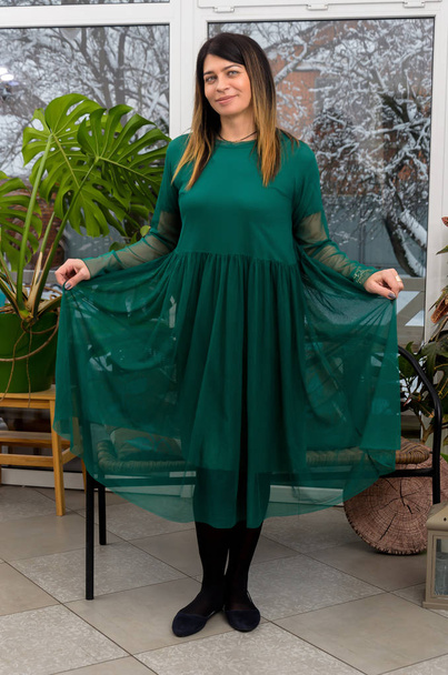 schöne Frau in trendigen trendigen Kleid mit floralem Print in einem co - Foto, Bild
