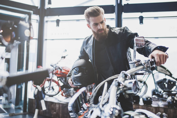 Man in motorcycle shop - Zdjęcie, obraz