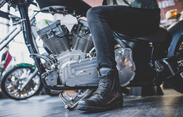 Man in motorcycle shop - Valokuva, kuva