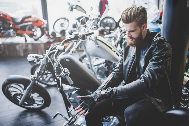 Man in motorcycle shop - Foto, Imagen