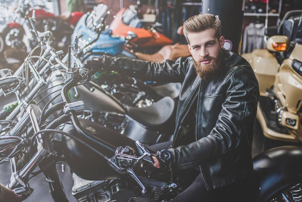 Man in motorcycle shop - Φωτογραφία, εικόνα