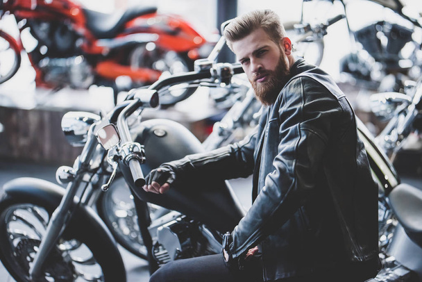 Man in motorcycle shop - Foto, Bild