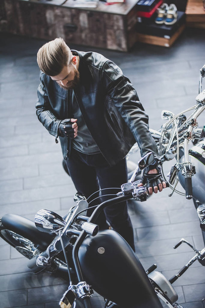 Man in motorcycle shop - Fotoğraf, Görsel