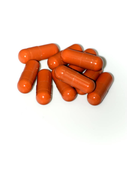 Πολλά χάπια κόκκινο σε λευκό φόντο - Φωτογραφία, εικόνα