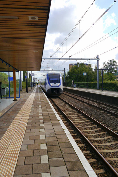 Un moderno tren de alta velocidad en la estación de tren
. - Foto, imagen