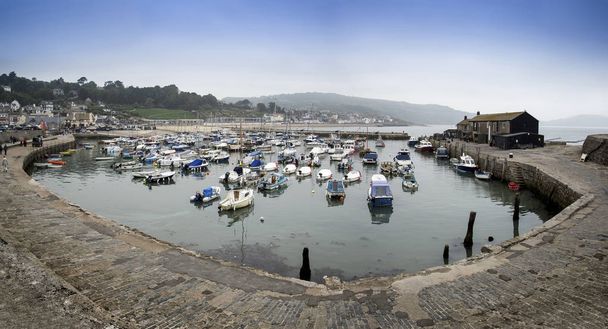 Impresionante paisaje panorámico del puerto pesquero tradicional en Ly
 - Foto, imagen