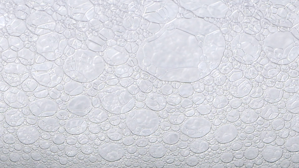 pianki niebieski tekstura bańki mydlane na wodzie - Materiał filmowy, wideo
