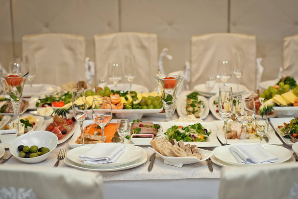 Deliciosos platos sobre la mesa en el restaurante
 - Foto, imagen