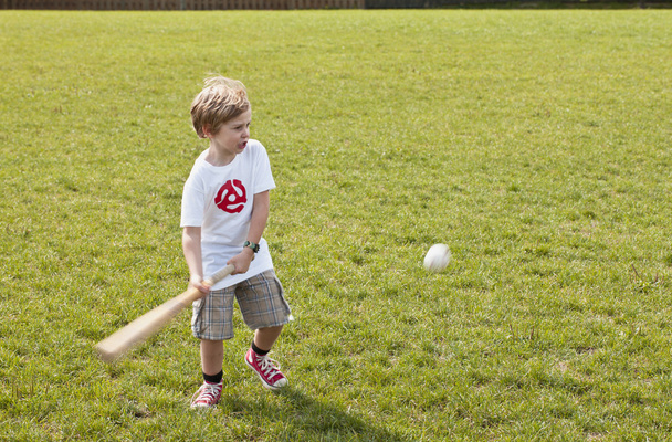 blonde boy playing baseball - Fotoğraf, Görsel