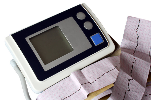 Monitor automático de presión arterial aislado sobre fondo blanco con trayectoria de recorte
 - Foto, Imagen