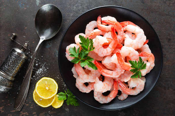 Prawns on plate. Shrimps, prawns. Seafood. Top view. Dark background - Foto, Imagen