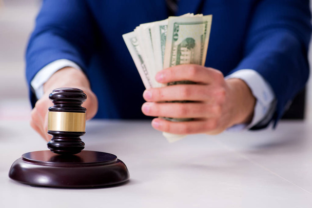 Advocaat ontvangt geld als omkoping - Foto, afbeelding