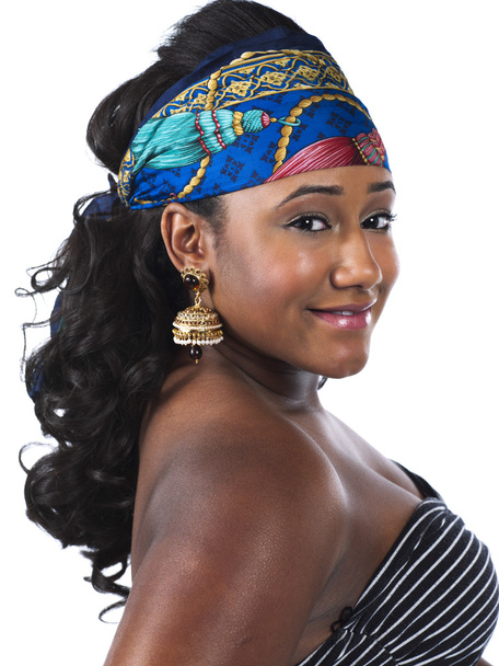 Zijaanzicht van een jonge vrouw dragen kleurrijke band - Foto, afbeelding