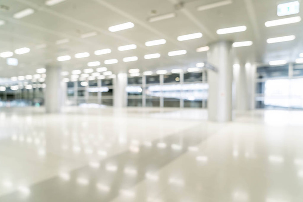 flou abstrait et déconcentré dans un immeuble de bureaux vide avec verre
  - Photo, image
