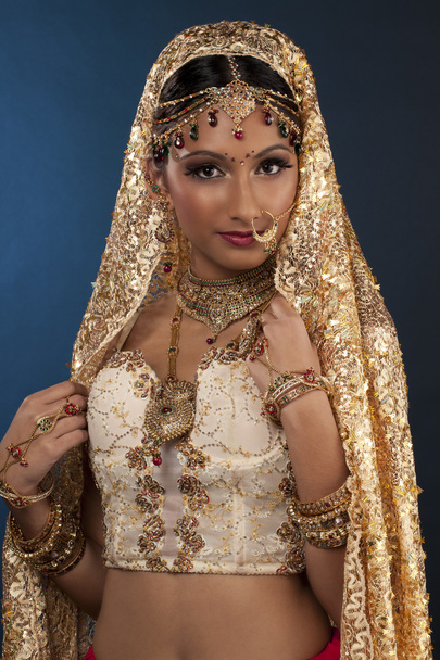 великолепная индийская невеста смотрит в камеру и улыбается
 - Фото, изображение