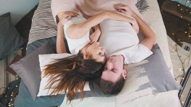Młoda atrakcyjna para przytulanie i budząc się razem, rodzinnych relacji - Zdjęcie, obraz