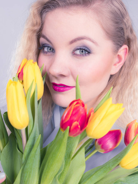 Mujer bonita con tulipanes rojos amarillos
 - Foto, Imagen