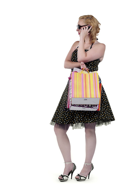 красивая женщина с сумками для покупок разговаривает по телефону
 - Фото, изображение