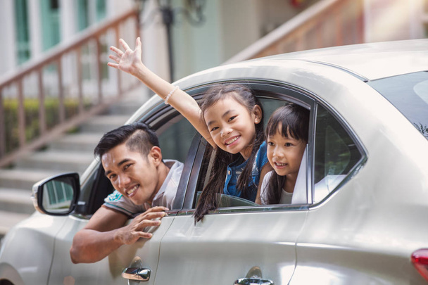 Father and daughter on car and smile from car windows before start family travel trip in holiday, this immage can use for family , travel, car, weekend, and summer concept - Foto, imagen