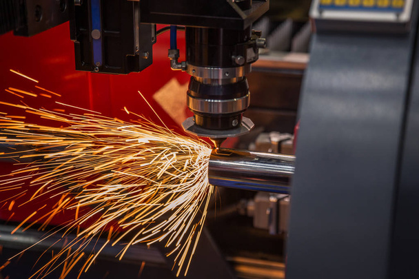 CNC-Laserschneidmaschine arbeiten in der Fabrik zum Schneiden von Stahlrohr, kann diese Immage für Industrie, Technologie, Produktion und Maschine verwenden - Foto, Bild