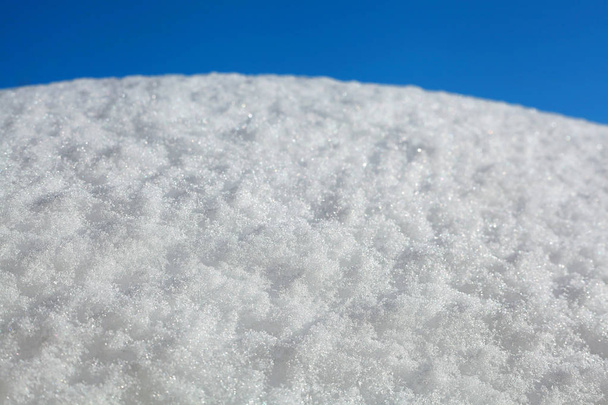Estructura de nieve blanca con cielo
 - Foto, Imagen