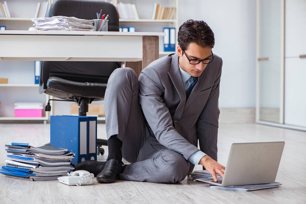 Empresario trabajando y sentado en el piso en la oficina - Foto, Imagen