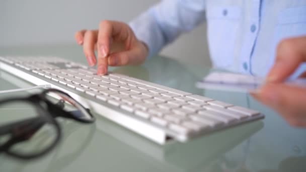 A mulher paga com cartão de crédito na Internet. Mulher trabalhadora de escritório digitando no teclado. Conceito de pagamento online
 - Filmagem, Vídeo