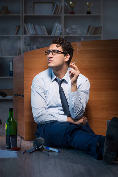 Homme d'affaires stressé faisant des heures supplémentaires dans la dépression - Photo, image