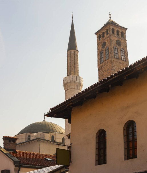Vue du minaret et de la tour de l'horloge, Sarajevo
 - Photo, image