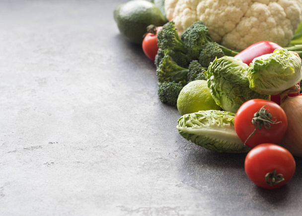 Varias verduras y frutas sobre un fondo gris. Fondo alimenticio. Alimento saludable vegetariano y dietético
. - Foto, Imagen