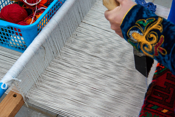 Tessitura a moquette.Un tappeto è un rivestimento tessile tipicamente costituito da uno strato superiore di palo attaccato a un supporto
. - Foto, immagini