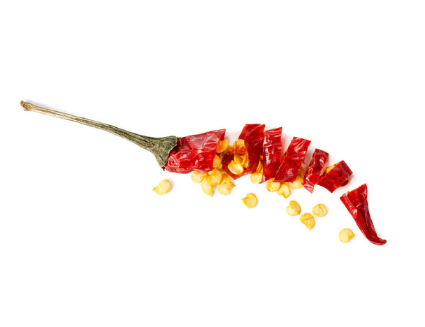 Suszona czerwona papryka chilli izolowana na białym tle.   - Zdjęcie, obraz