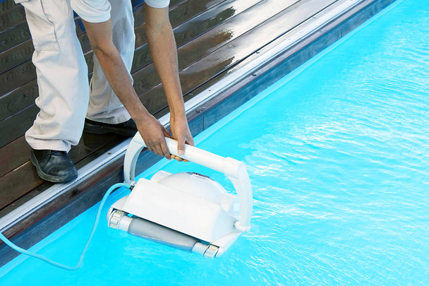 Hotel personeel werknemer schoonmaken van het zwembad - Foto, afbeelding