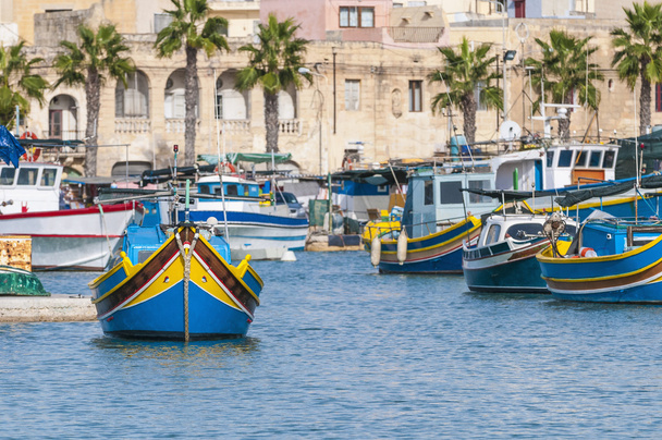 Łódź luzzu tradycyjnych w porcie marsaxlokk na Malcie. - Zdjęcie, obraz
