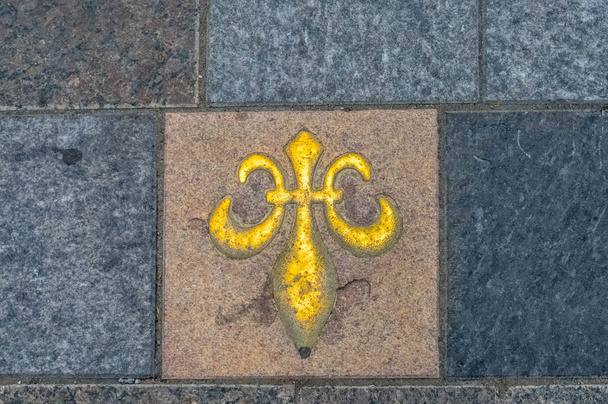 Signo de lirio dorado heráldico, Old Port, Montreal, Canadá
 - Foto, imagen