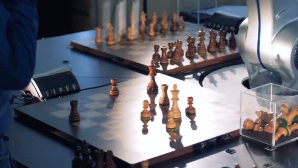 The process of game between chess player and robot. - Imágenes, Vídeo