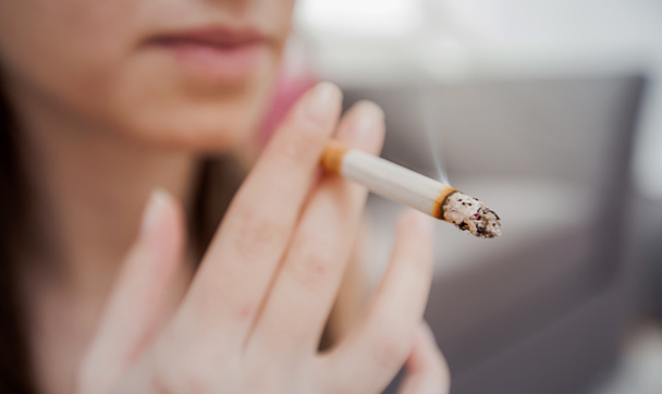mulher fumando cigarro
 - Foto, Imagem