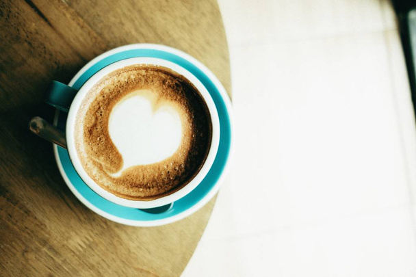 pohled shora. hrnek s kávou má tvar na vrcholu obě umístěny o srdce - Fotografie, Obrázek