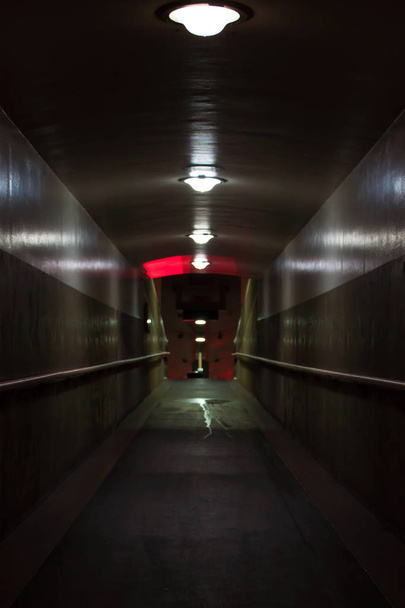 Σκοτεινός διάδρομος σε ένα σιδηροδρομικό σταθμό - Φωτογραφία, εικόνα
