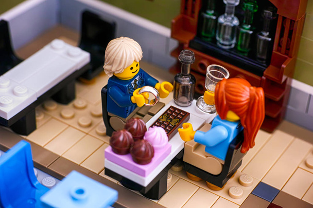 Lego couple sitting at the table in Restaurant. Man gets ready t - Foto, immagini