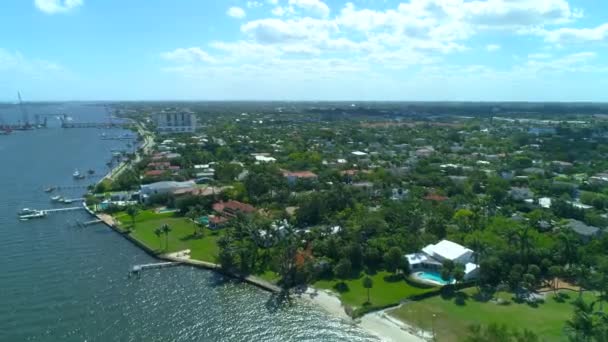 Εναέρια κατοικημένη γειτονιά στο West Palm Beach πλησιάζει νότια γέφυρα Boulevard Intracoastal - Πλάνα, βίντεο